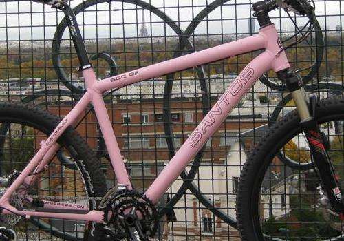 Een roze Santos fiets met paarse letters, het kan..........