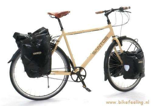 De Santos 2.8 is een echte vakantiefiets die comfortabel en relaxed lange afstanden overbrugt met veel bagage op de fiets.