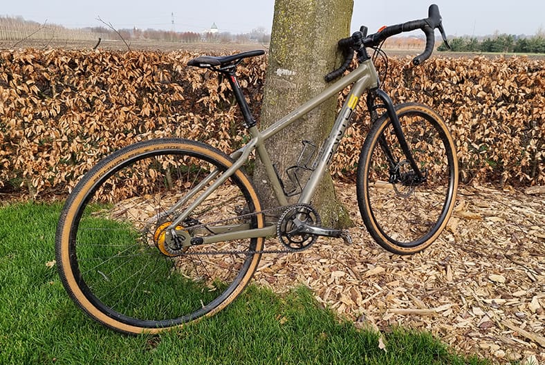 Gravelbike in een veld