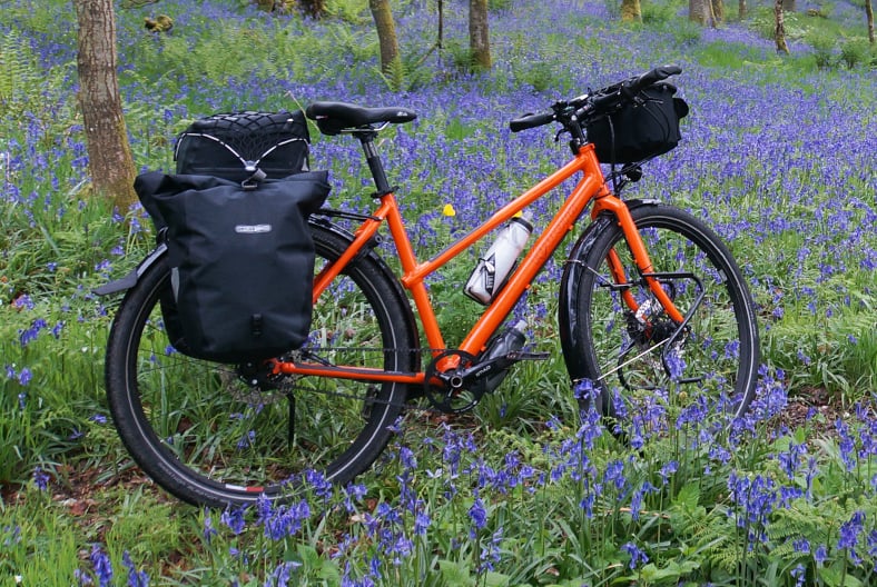 Vakantie fiets in veld met paarse bloemen